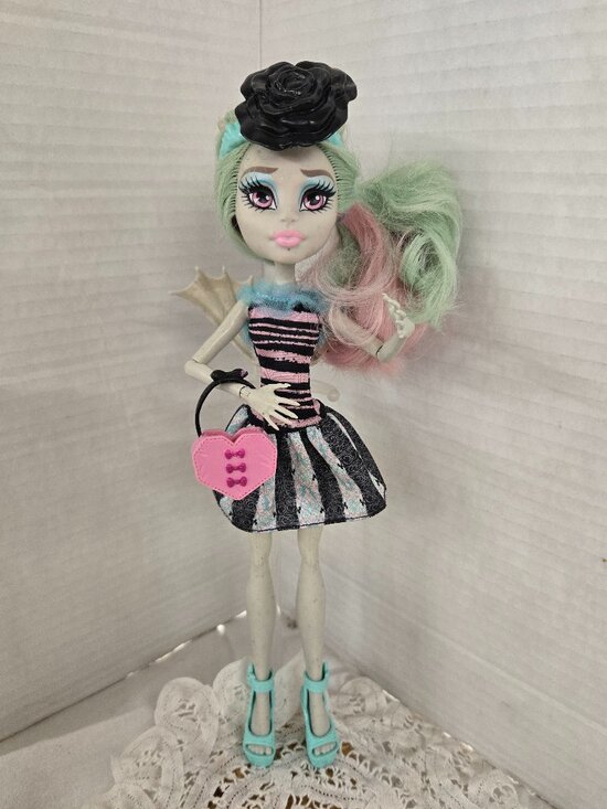 monster high Other - ❤ HTF G1 Monster High Love is Scaris Rochelle Goyle with wings! Purse ❤